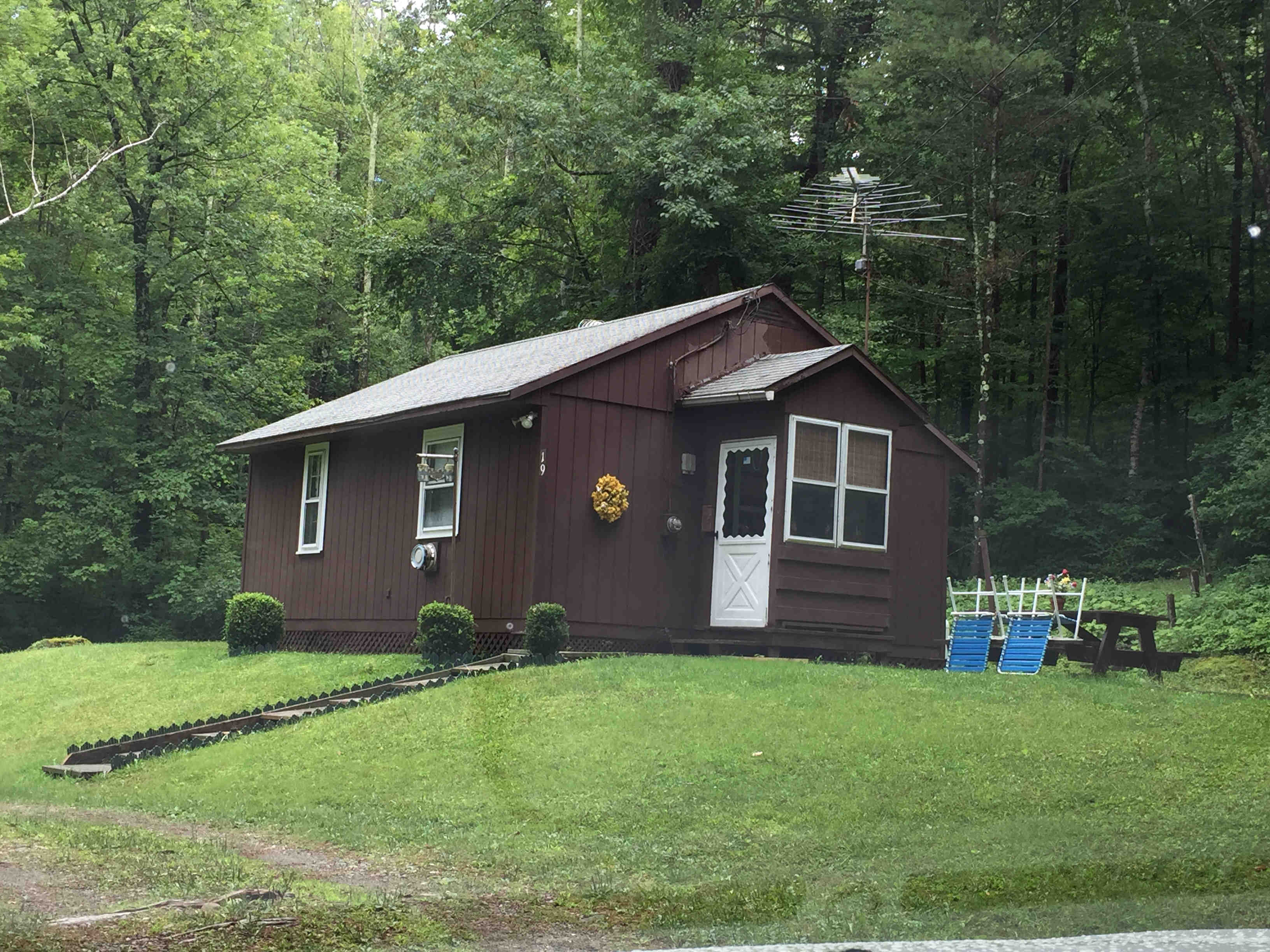 Building photograph for 19 PINETREE RIDGE
